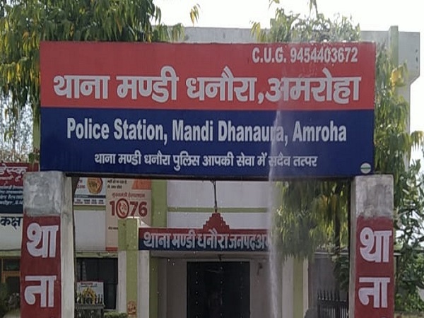 Breaking News : Robbery by entering Ashok Tall's house in Dhanaura, Amroha, miscreants held elderly couple hostage