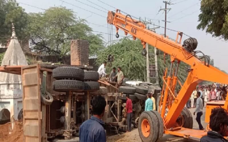 Sand laden overload truck overturned in Banda, innocent died 4 in critical condition