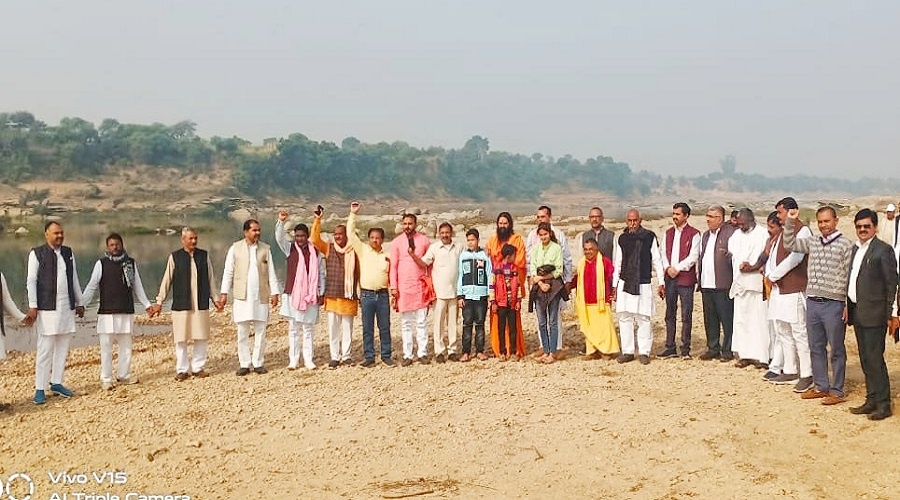 Banda : Human chain of intellectuals in Rangarh fort for nature-tourism and heritage