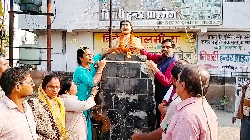 Congressmen celebrated birth anniversaries of Laxmibai and Indira Gandhi in Banda