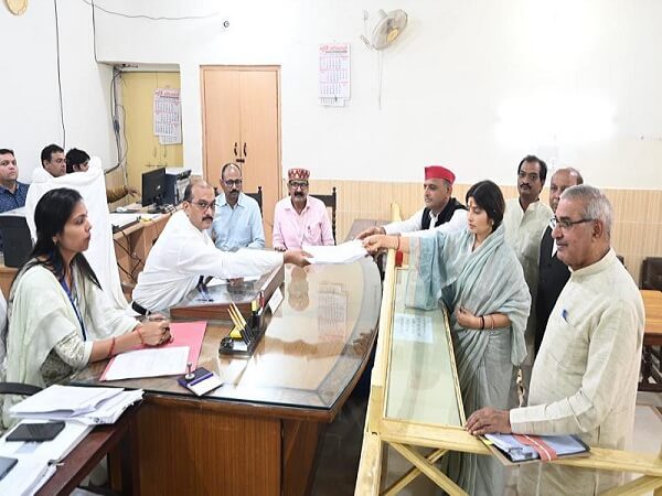 Mainpuri by-election : Dimple Yadav filed nomination, Akhilesh Yadav remained with