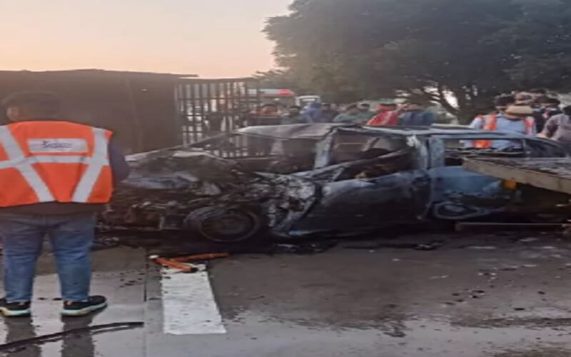 Breaking : Accident on Yamuna Expressway in Mathura, two burnt to death due to fire in Swift DZire