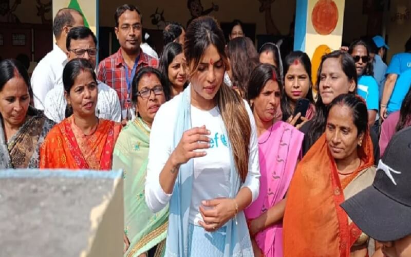 Actress Priyanka Chopra, Anganwadi children and women met in Lucknow