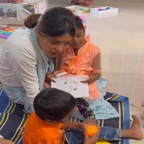 Actress Priyanka Chopra, Anganwadi children and women met in Lucknow