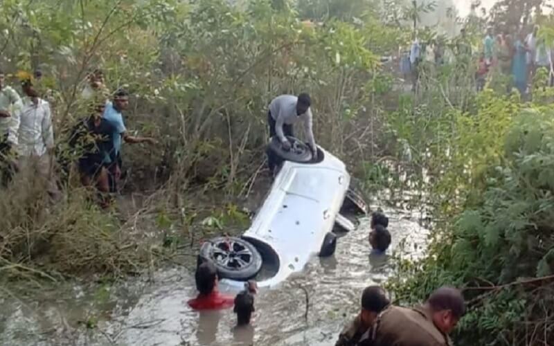 Accident : Car overturned in a water-filled pit, 3 friends killed in Hardoi and two narrowly left