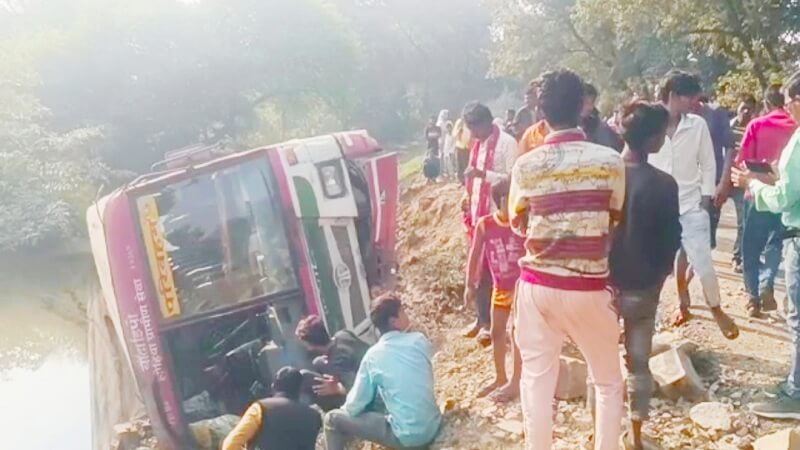 Five passengers injured due to overturning of roadways bus in Banda, major accident averted