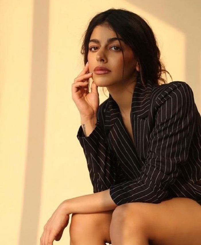 Actress Alaya Furniturewala Pizza party in bikini, big pain is hidden in chilling photos