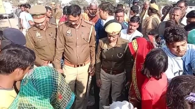 Roadways bus tramples farmer in Banda, angry mob jam-commissioner also trapped