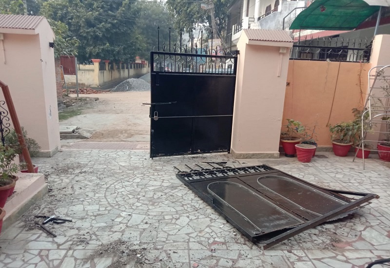 Chaos : A car entered doctor's house by breaking gate in front of the Commissioner's residence in Banda