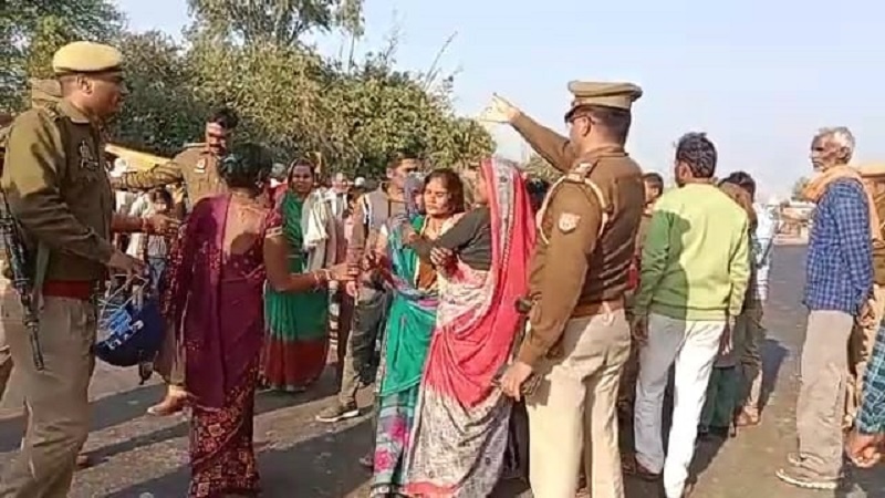 Roadways bus tramples farmer in Banda, angry mob jam-commissioner also trapped