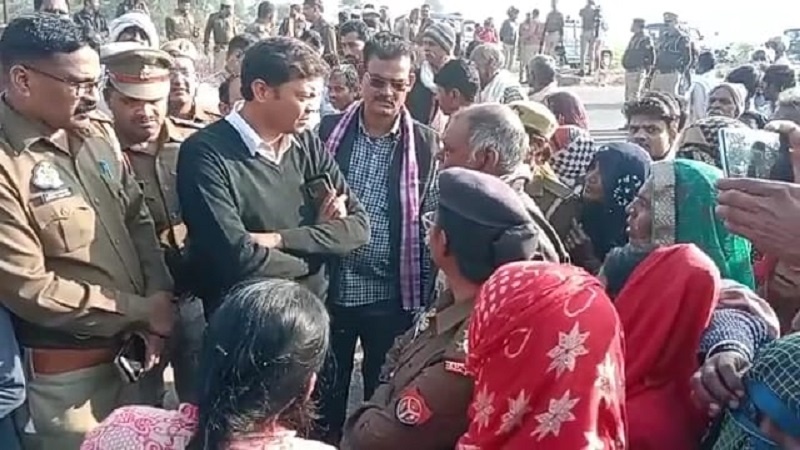 Roadways bus tramples farmer in Banda, angry mob jam-commissioner also trapped