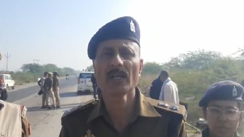 Breaking : Dead body of woman found on the highway in Banda, head crushed and written on hand .. Om Ram-Ram Ajay