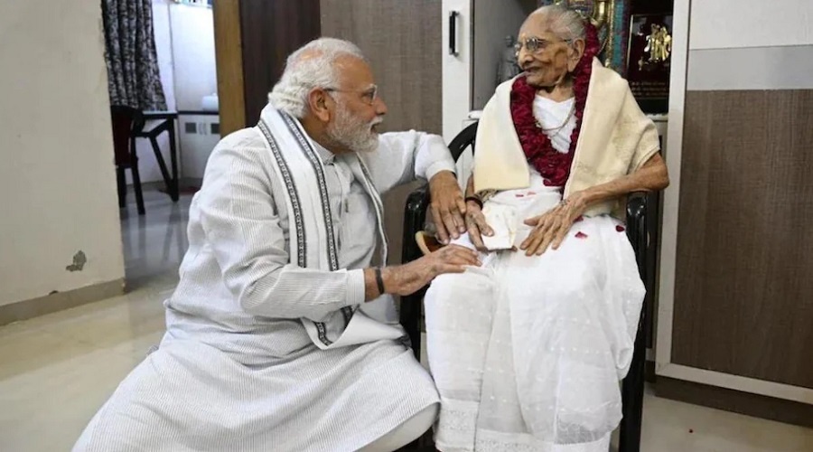PM Modi's mother passed away, emotional tweet, said- Glorious century stops at God's feet