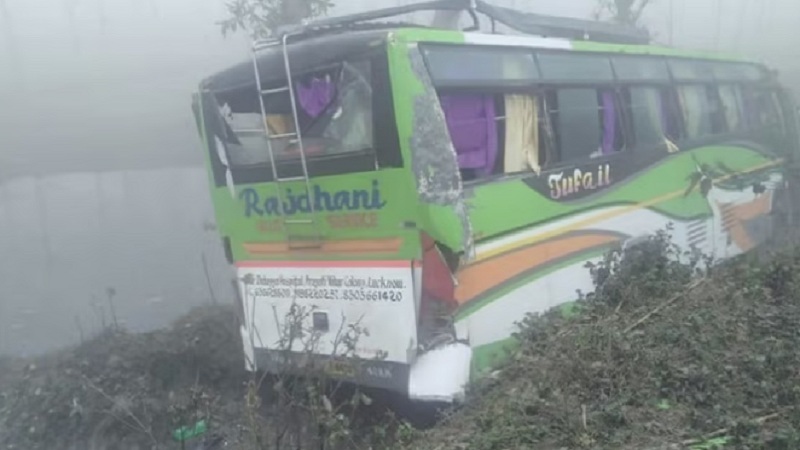 Bus going to Chhattisgarh overturned uncontrolled in Sitapur, 20 injured