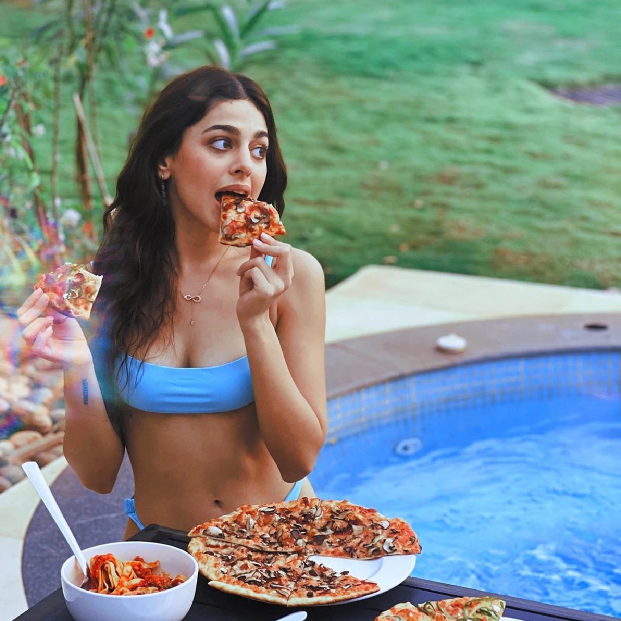 Actress Alaya Furniturewala Pizza party in bikini, big pain is hidden in chilling photos