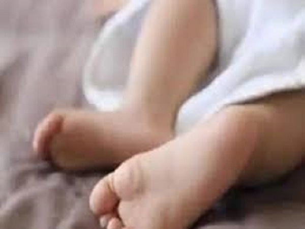 Innocent death while playing in Banda, lid stuck in innocent's neck, death while playing