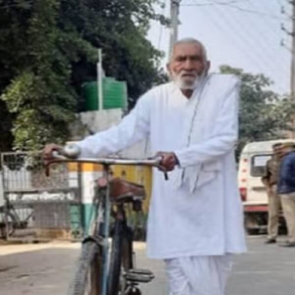 Courage: 90-year-old Mehak Singh arrived on a bicycle to cast his vote  