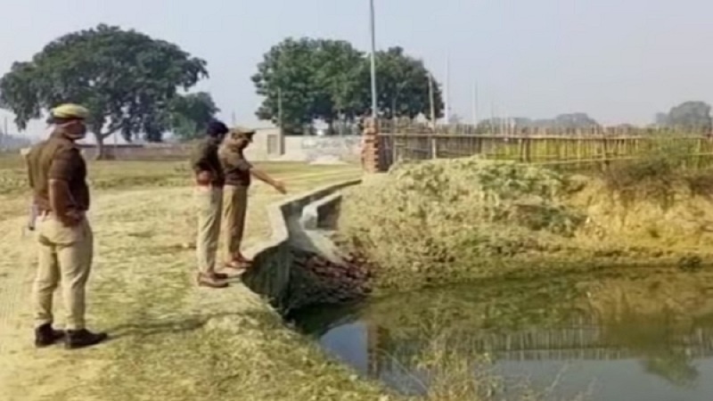 An uncontrolled car overturned in drain, 4 dead, 1 in critical condition in Lucknow 
