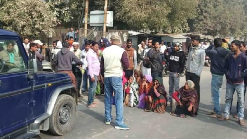 Banda News : Highway jam for fertilizer, farmers protest on Banda-Tanda road