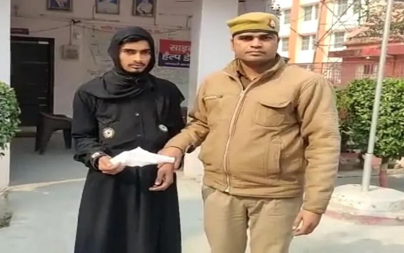in Amroha young man was roaming around with gun wearing  burqa, police caught him like this